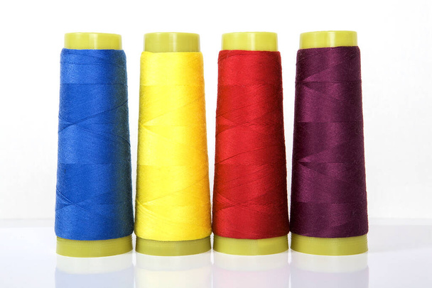 Bobines de fil à coudre colorées, fibre naturelle. - Photo, image