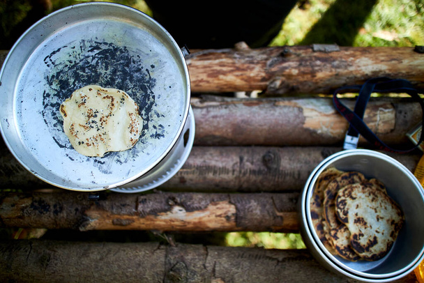 μαγείρεμα σπιτικό τηγανίτες σε εξωτερικούς χώρους στο δάσος - Φωτογραφία, εικόνα