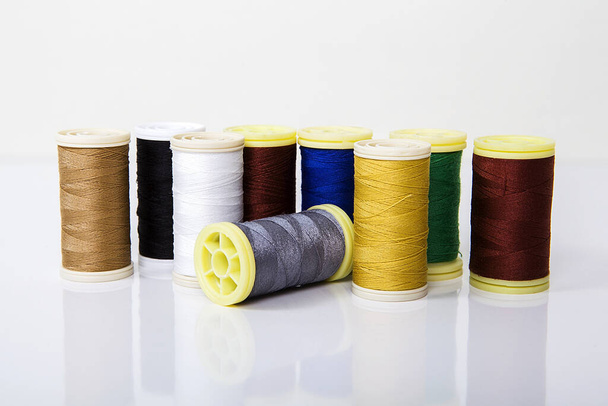 Bobine di filo per cucire colorate, fibra naturale. - Foto, immagini