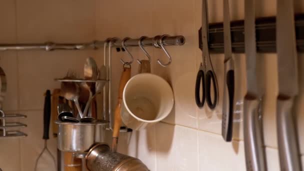 Un sacco di vasi di spezie di vetro, utensili da cucina, coltelli situati nel sistema ferroviario - Filmati, video