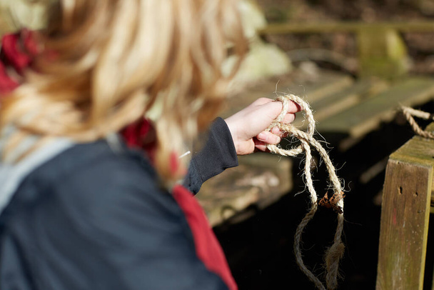 petite fille scouts attacher un noeud à l'extérieur - Photo, image