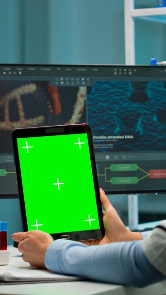 Cientista segurando tablet com tela de chave croma verde - Foto, Imagem