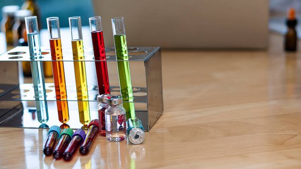 Un tubo de ensayo con un hermoso líquido multicolor desde arriba Análisis de laboratorio científico - Foto, Imagen