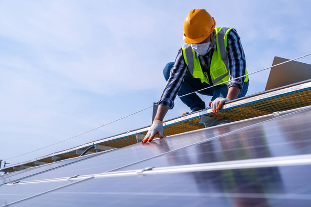 Techniker überprüft Wartung der Solarzellen auf dem Dach. - Foto, Bild