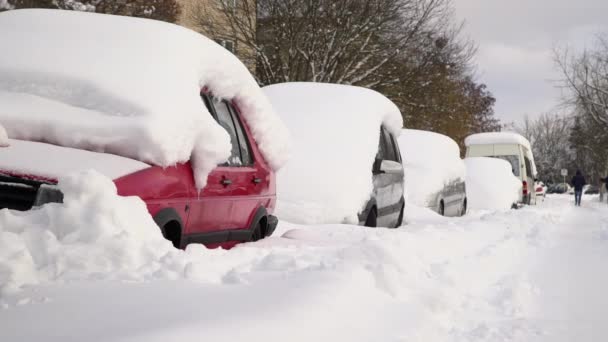 Samochód pod grubym kocem śniegu po burzy. Pojazdy zakopane pod lodem. Nikt.  - Materiał filmowy, wideo