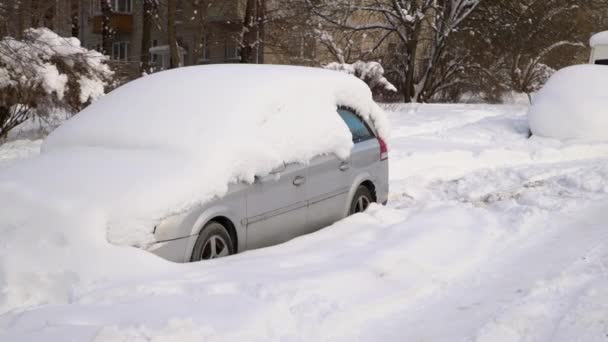 Машина под густым снежным покровом после шторма. Транспортные средства похоронены под льдом. Никто  - Кадры, видео