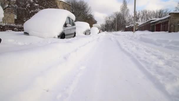 Araba kalın kar örtüsü altında fırtına üstüne fırtına. Araçlar buzun altında gömülü. Kimse.  - Video, Çekim
