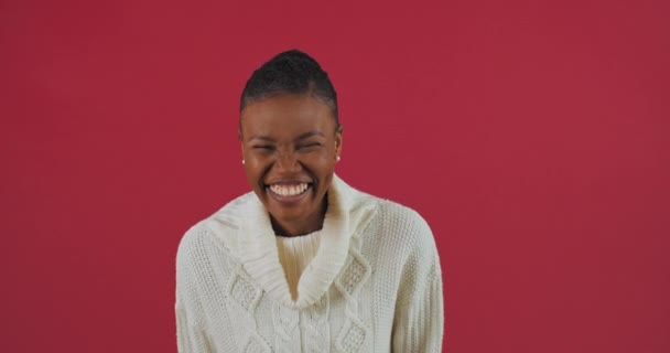 Hoofd schot dolblij duizendjarige afro-Amerikaanse vrouw lachen om grappige grap gevoel opgewonden vreugde gelukkig horen geweldig goed nieuws kijken naar de camera oprecht glimlacht, geïsoleerd op rode studio achtergrond - Video