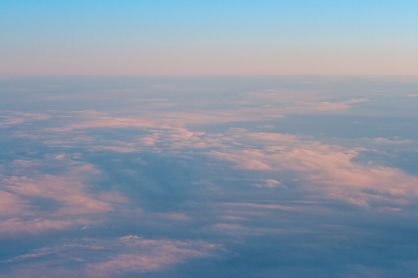 Pilvien yläpuolella
 - Valokuva, kuva