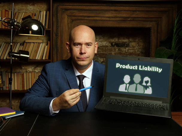 Επιχειρηματική έννοια έννοια Ευθύνη προϊόντος με φράση στο laptop - Φωτογραφία, εικόνα