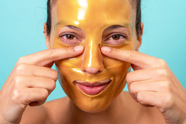 Mulher bonita usando gel de colágeno facial tratamento máscara de cuidados com a pele - Foto, Imagem