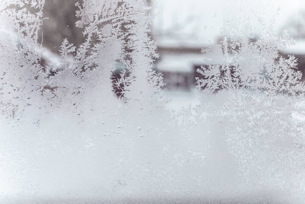 Winterijzel, bevroren achtergrond. matglas textuur. Koude koele ijspegels achtergrond. IJs op een raam - Foto, afbeelding