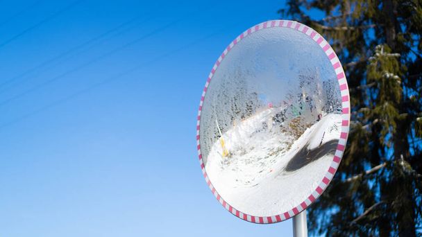 Слепые дорожные решения зимой. Замороженное зеркало. Дорожное зеркало покрыто льдом - Фото, изображение