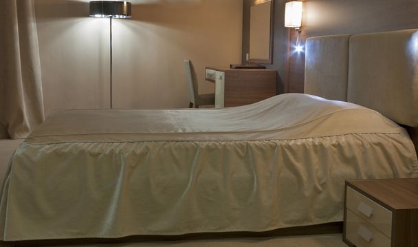 Schlafzimmer mit Doppelbett - Foto, Bild