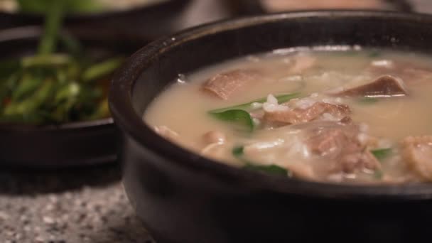 Geleneksel Kore yemekleri, domuz eti ve pirinç çorbası, Dwaeji-gukbap. Özellikle Busan, Güney Kore 'de çok popülerdir.. - Video, Çekim