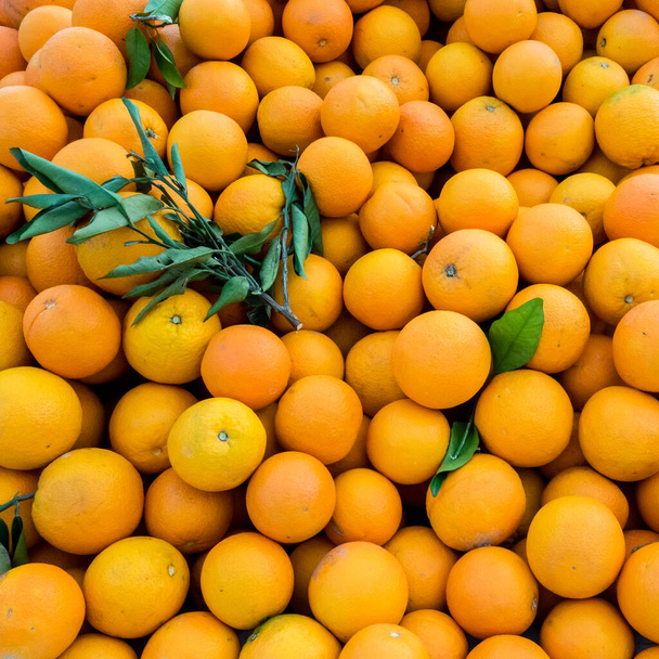 ファーマーズマーケットで新鮮なジューシーな有機オレンジ。クローズアップオレンジの背景。健康的なビーガンフード. - 写真・画像