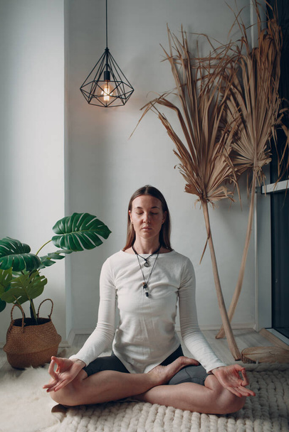 Adulto donna matura che fa yoga a casa soggiorno con tutorial online sul computer portatile - Foto, immagini