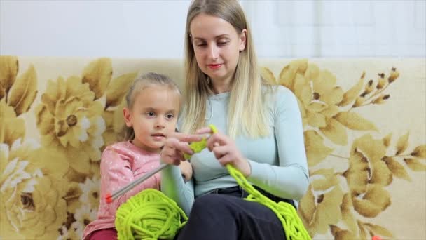 Kobieta z córeczką na drutach w domu - Materiał filmowy, wideo