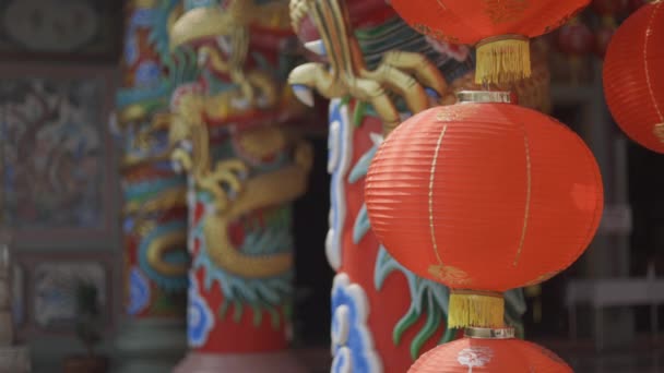 Traditionele Chinese nieuwjaarslantaarns in chinatown gebied. - Video