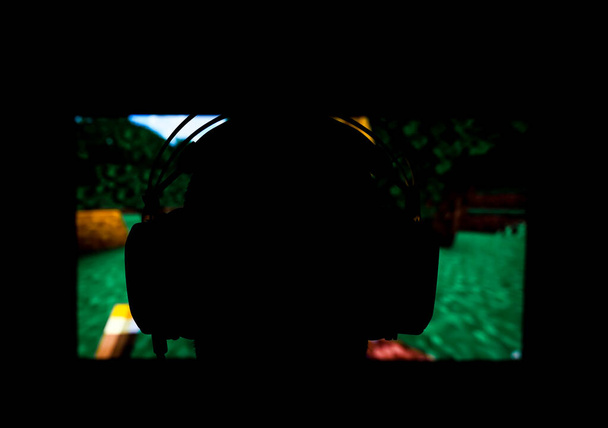 Silhouette d'une personne jouant à un jeu social en ligne populaire. Profondeur de champ faible. Photo de haute qualité - Photo, image