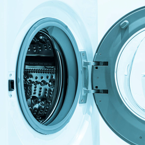 Tambores e porta aberta da nova máquina de lavar roupa branca - Foto, Imagem