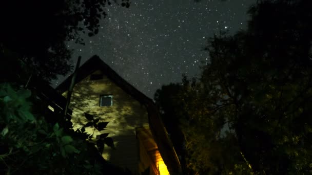 Timelapse de casa en el bosque por la noche - Metraje, vídeo