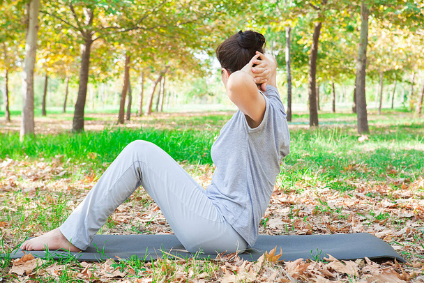 Mujer haciendo meditación y yoga en la naturaleza.   - Foto, imagen