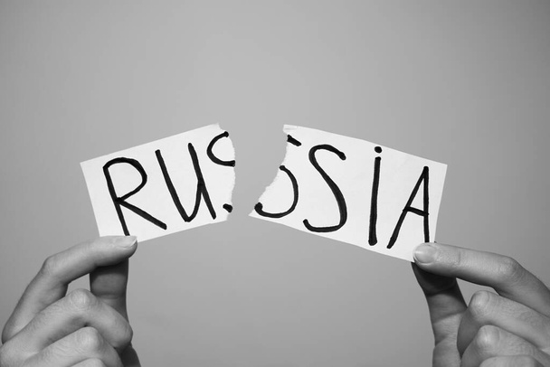 La inscripción Rusia en papel roto en sus manos. Copiar espacio. - Foto, Imagen