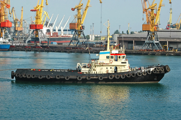 vontatóhajó és port rakomány daru - Fotó, kép