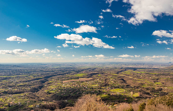 Деревня Кастель-Сан-Романо, провинция Лацио, Палестина. Впечатляющая панорама, видимая с вершины города. Долина с городами, ясное небо с белыми облаками. - Фото, изображение