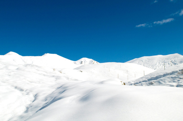 Высокие горы под снегом зимой - Фото, изображение