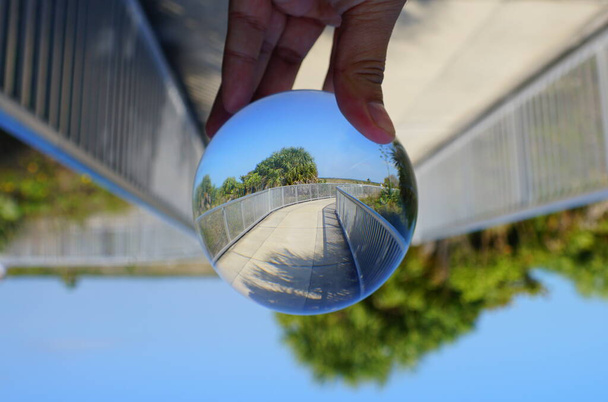 La pasarela en la muralla superior capturada a través de una bola de lente cerca de Fort Desoto Park, San Petersburgo, Florida, EE.UU. - Foto, imagen