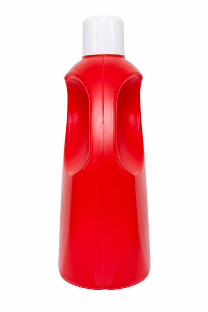 Czerwona pusta butelka detergentu na białym tle.  - Zdjęcie, obraz