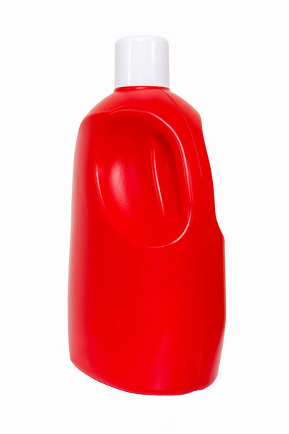 Frasco de detergente vacío rojo sobre fondo blanco.  - Foto, imagen