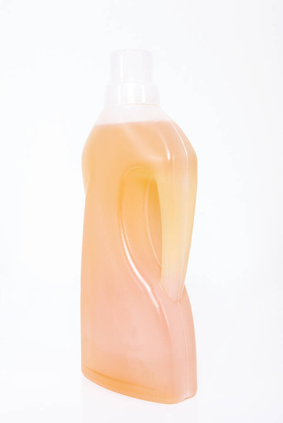 Transparente Waschmittelflasche auf weißem Hintergrund.  - Foto, Bild