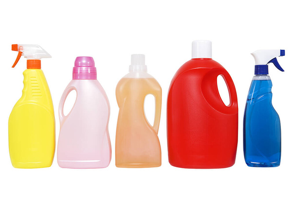 Coloridas botellas de detergente vacías sobre fondo blanco. - Foto, Imagen