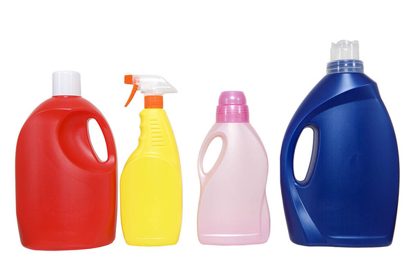 Coloridas botellas de detergente vacías sobre fondo blanco. - Foto, imagen