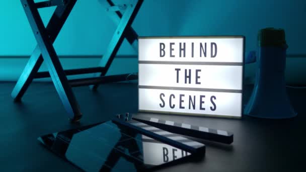За сценой надпись на Lightbox в студийном цвете изменяет фон. Cinema Light box рядом с киношифером, мегафоном и режиссерским креслом. Концепция фильма-постановки. - Кадры, видео