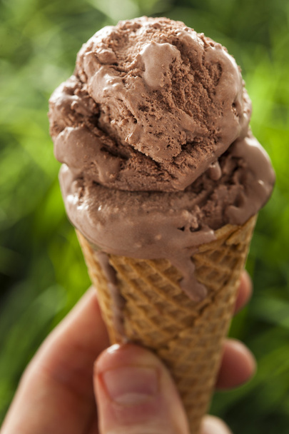 σπιτικό σκοτεινή σοκολάτα παγωτό χωνάκι - Φωτογραφία, εικόνα