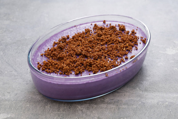 ube halaya casero (mermelada de ñame púrpura) cubierto con latik, postre filipino - Foto, Imagen