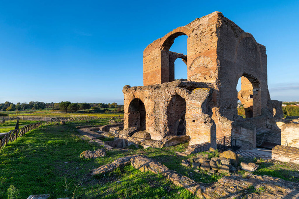 Villa dei Quintili, restos de los baños termales, del frigidarium de algunos mosaicos en la Via Appia en Roma, en un hermoso día con cielo azul una impresionante imagen panorámica del edificio de ladrillo. - Foto, imagen