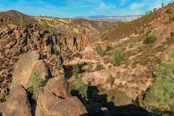 Rotsformaties in Pinnacles National Park in Californië, de verwoeste resten van een uitgestorven vulkaan op de San Andreas Fault. Prachtige landschappen, gezellige wandelwegen voor toeristen en reizigers. - Foto, afbeelding