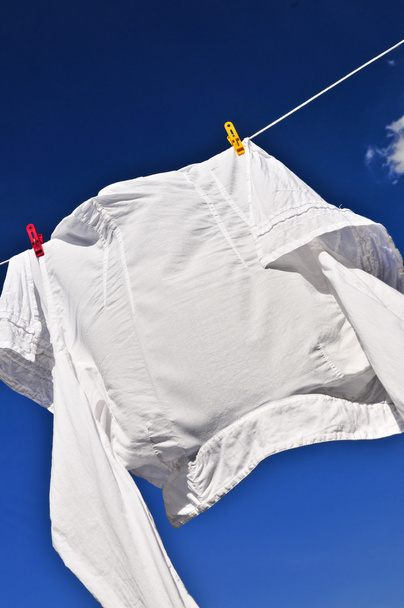 White shirt on clothes line - Foto, afbeelding