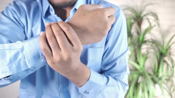 man lijden pijn in de hand close-up  - Video