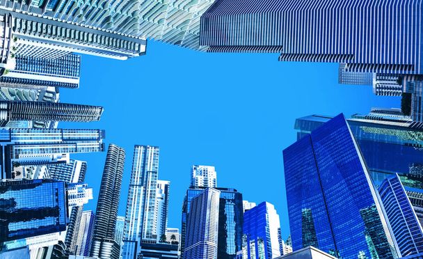 Belváros Miami városkép kilátás öröklakások és irodaházak ellen kék ég. - Fotó, kép