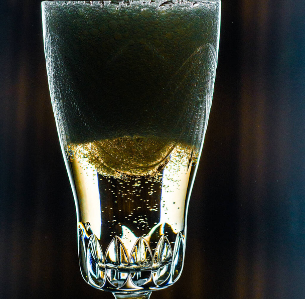 un bicchiere di champagne in un bicchiere bohemien vintage - Foto, immagini