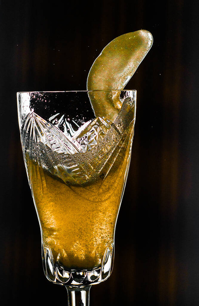 sklenice šampaňského ve staré bohémské sklenici - Fotografie, Obrázek