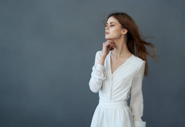 Žena v bílých šatech atraktivní vzhled luxusní model šedé pozadí - Fotografie, Obrázek