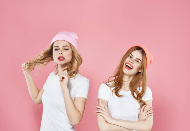lustige Frauen in T-Shirts glamouröse Hüte ausgeschnitten Ansicht rosa Hintergrund - Foto, Bild