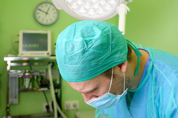 Porträt eines männlichen Chirurgen im Operationssaal eines Krankenhauses - Foto, Bild
